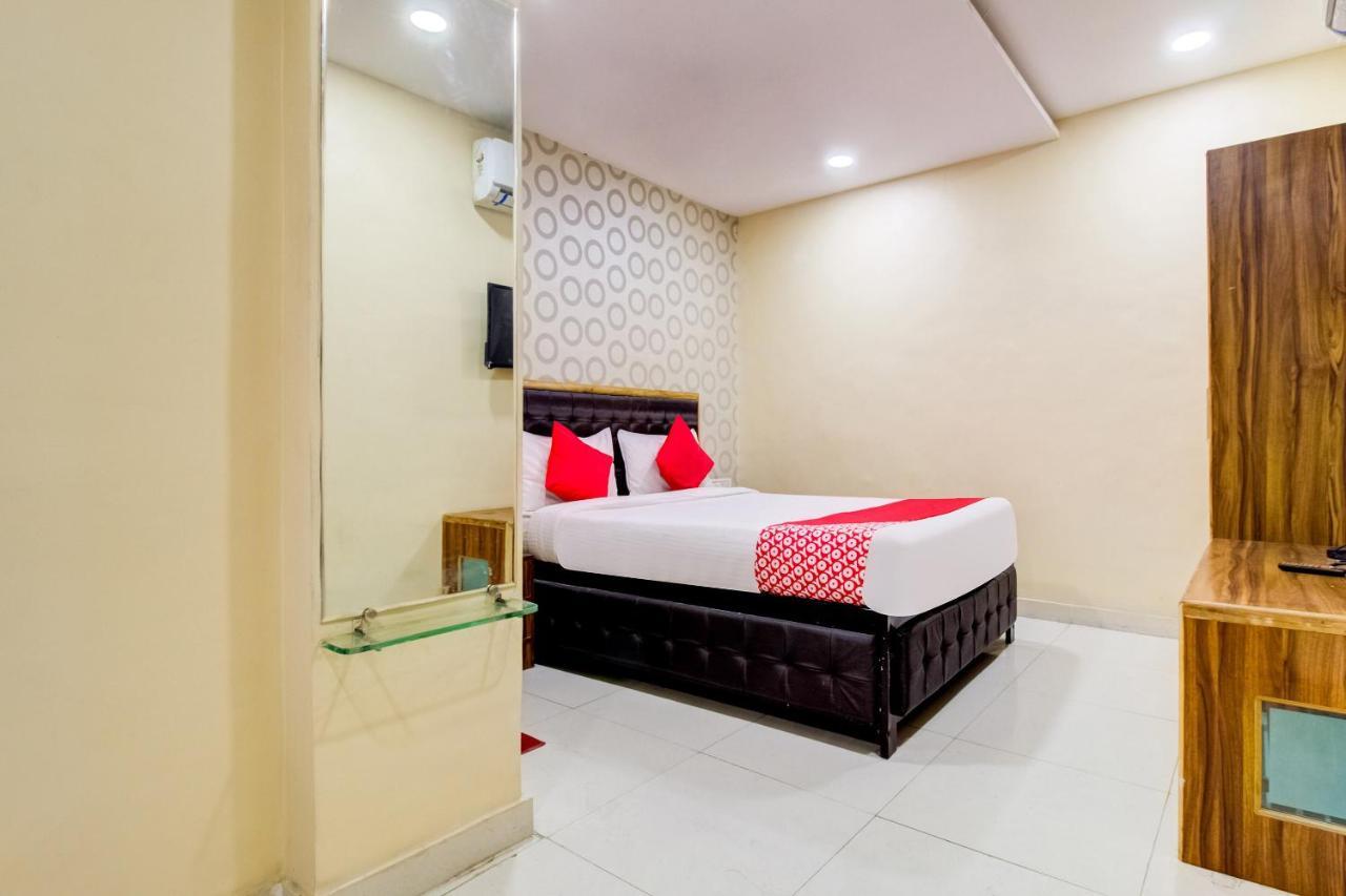 Oyo 81625 Hotel Radhika Manmad Exterior foto