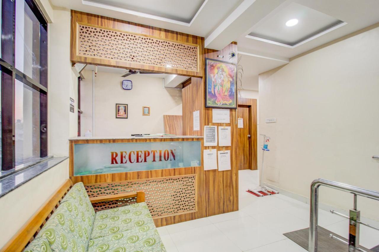 Oyo 81625 Hotel Radhika Manmad Exterior foto